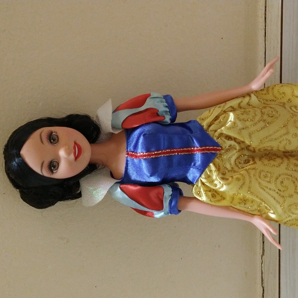 Vintage 1990's Mattel Snow White Doll Figure - Picture 3 of 5